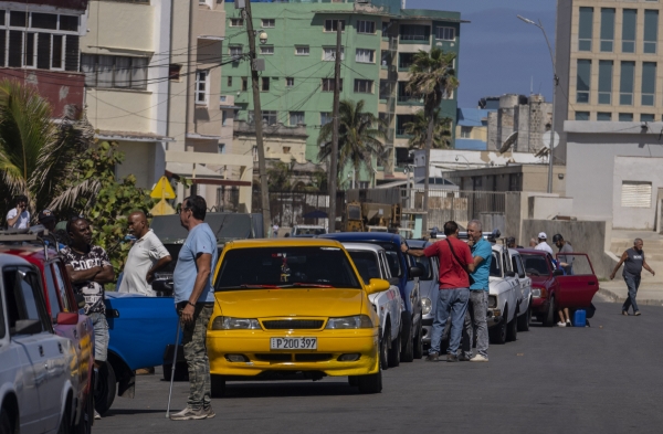 ▲쿠바 아바나에서 4월 18일 시민들이 차량 주유를 위해 줄을 서고 있다. 아바나/AP뉴시스
