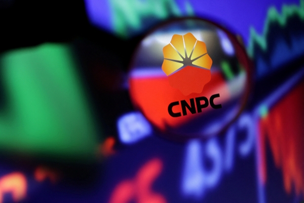 ▲중국 석유천연가스공사(CNPC) 로고가 돋보기를 통해 보인다. 로이터연합뉴스
