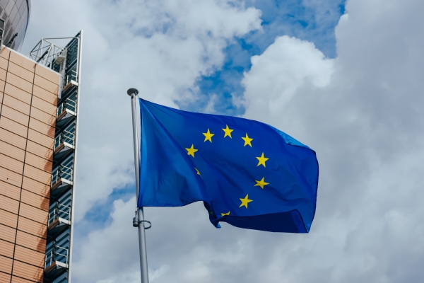 ▲벨기에 브뤼셀 유럽위원회 본사에서 2020년 7월 7일 유럽연합(EU) 깃발이 휘날리고 있다. 브뤼셀/신화뉴시스
