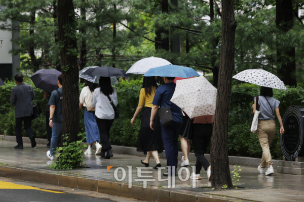 ▲낮의 길이가 가장 길다는 절기상 하지인 21일 오전 서울 종로구 광화문역 일대에서 우산을 쓴 시민들이 출근길 발걸음을 재촉하고 있다. 기상청은 전국에 내리는 비가 제주도를 시작으로 오후에는 대부분 그치겠다고 예보했다. 조현호 기자 hyunho@