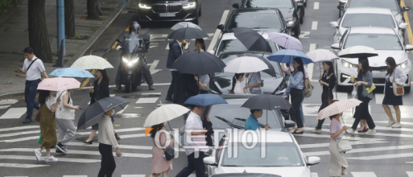 ▲절기상 낮의 길이가 가장 길다는 절기상 하지인 21일 오전 서울 종로구 광화문역 일대에서 우산을 쓴 시민들이 출근길 발걸음을 재촉하고 있다. 기상청은 전국에 내리는 비가 제주도를 시작으로 오후에는 대부분 그치겠다고 예보했다.  (조현호 기자 hyunho@)