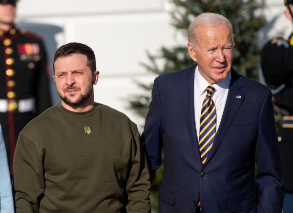 ▲볼로디미르 젤렌스키(왼쪽) 우크라이나 대통령과 조 바이든 미국 대통령이 백악관에서 인사를 나누고 있다. 워싱턴D.C./신화뉴시스
