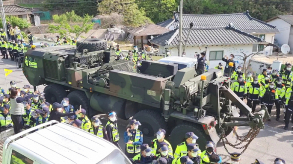 ▲2021년 4월 28일 경북 성주군 초전면 사드(THAAD·고고도미사일방어체계)기지에 공사 장비와 자재를 실은 차량이 들어가고 있다.  (뉴시스)