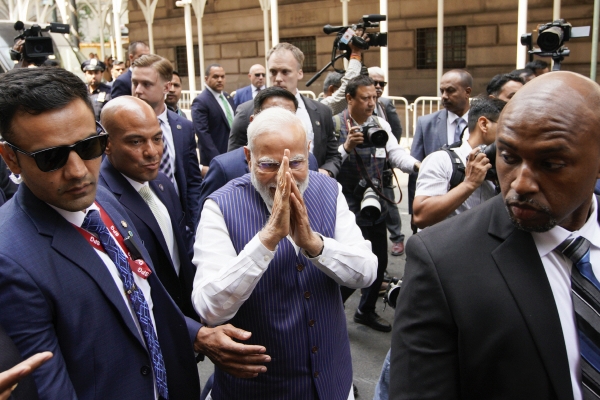 ▲20일(현지시간) 미국 뉴욕에 도착한 나렌드라 모디 인도 총리가 호텔 앞에 모인 지지자들을 향해 두 손을 모아 인사하고 있다. 뉴욕(미국)/로이터연합뉴스
