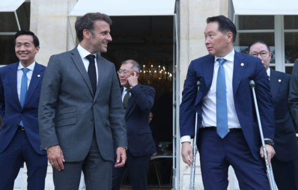 ▲에마뉘엘 마크롱 프랑스 대통령(왼쪽)과 최태원 대한상의 회장이 환담을 하고 있다. (사진제공=대한상공회의소)