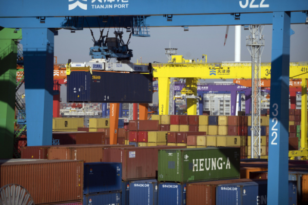 ▲중국 톈진의 한 항구에서 크레인이 컨테이너를 들어올리고 있다. 톈진(중국)/AP뉴시스