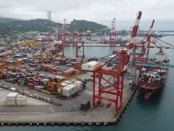 ▲14일 대만 지룽 항구에 컨테이너와 화물선이 보인다. 지룽(대만)/AFP연합뉴스
