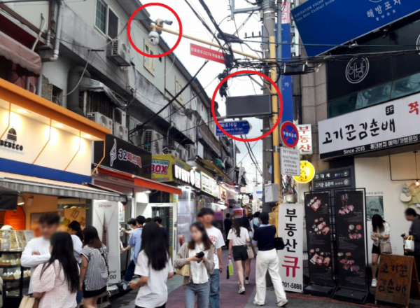 ▲Crowd management CCTV et panneau d'affichage d'informations installés dans la région de Hongdae, Mapo-gu, Séoul.  (Données fournies par Mapo-gu)