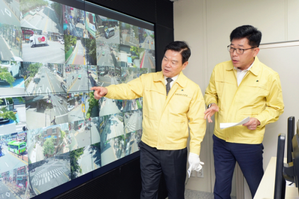 ▲Lee Pil-hyung, chef du bureau de Dongdaemun-gu, vérifie la scène avec le moniteur du centre de contrôle des catastrophes et de la sécurité.  (Données fournies par Dongdaemun-gu)