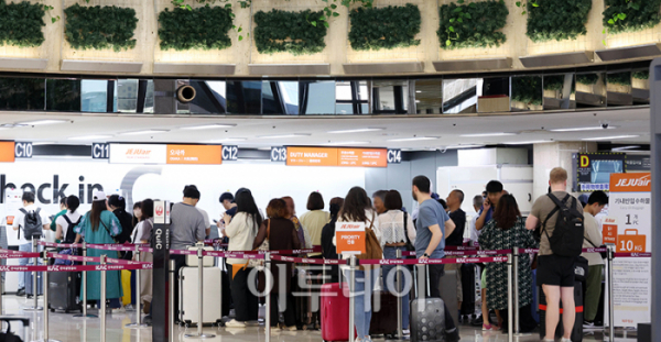 ▲이날 김포국제공항을 찾은 관광객들이 일본으로 출국하기 위해 발권을 하고 있다. 고이란 기자