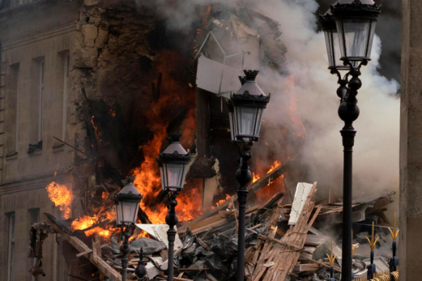 ▲21일(현지시간) 파리 5구의 한 건물에서 폭발 사고가 발생, 무너진 건물 잔해에서 불이나고 있다. 파리/AFP연합뉴스