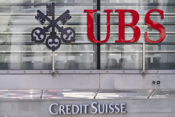 ▲12일(현지시간) 스위스 취리히에 있는 UBS와 크레디트스위스(CS) 로고가 보인다. 취리히(스위스)/EPA연합뉴스
