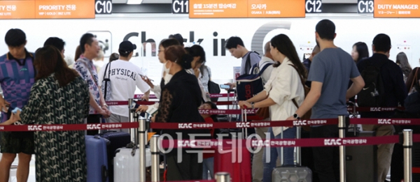 ▲22일 김포국제공항을 찾은 관광객들이 일본으로 출국하기 위해 발권을 하고 있다. (고이란 기자 photoeran@)

