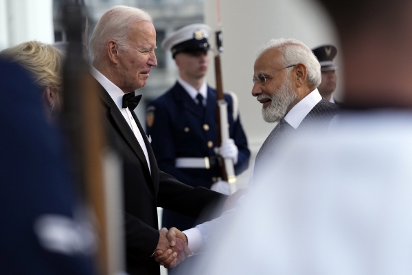 ▲조 바이든(왼쪽) 미국 대통령이 22일(현지시간) 미국 워싱턴 백악관에서 국빈 만찬에 참석하는 나렌드라 모디 인도 총리를 환영하고 있다. 워싱턴D.C./AP뉴시스
