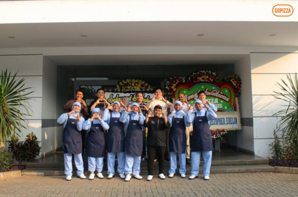 ▲인도네시아 현지 도우 공장 ’파베이크 도우 프로덕션 센터’에서 직원들이 기념촬영을 하고 있다. (사진제공=고피자)