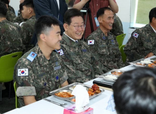 ▲더불어민주당 이재명 대표가 23일 강릉산불 당시 진압 지원에 나섰던 공군 제18전투비행단을 방문, 점심 식사에 앞서 함박웃음을 짓고 있다. (연합뉴스)