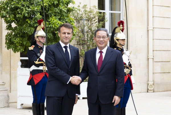 ▲에마뉘엘 마크롱(왼쪽) 프랑스 대통령과 리창 중국 총리가 프랑스 파리에서 악수를 하고 있다. 파리/신화연합뉴스
