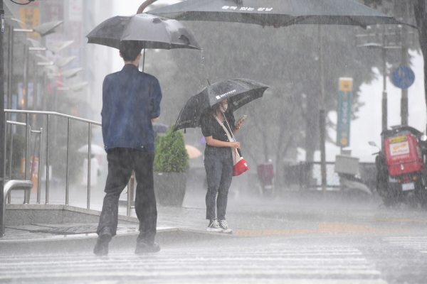▲30일 금요일 전국 대부분 지역에 비가 오겠다. 남부 지역과 제주도에는 강하고 많은 비가 내릴 것으로 예보됐다.  (조현호 기자 hyunho@)