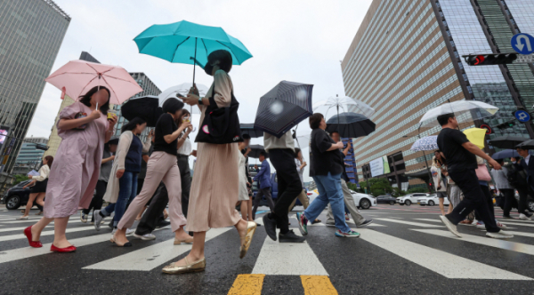 ▲비가 내린 20일 오후 우산을 쓴 시민들이 서울 종로구 광화문광장 인근 횡단보도를 건너고 있다. (연합뉴스)
