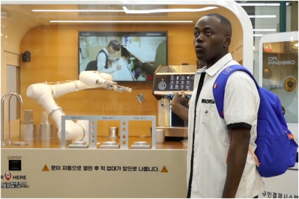 ▲‘얼리어잡터’ 조나단, 서울로봇고등학교 방문(사진제공=KBS2)