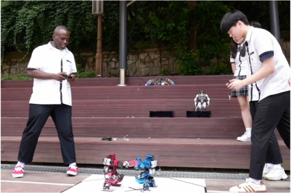 ▲‘얼리어잡터’ 조나단, 서울로봇고등학교 방문(사진제공=KBS2)