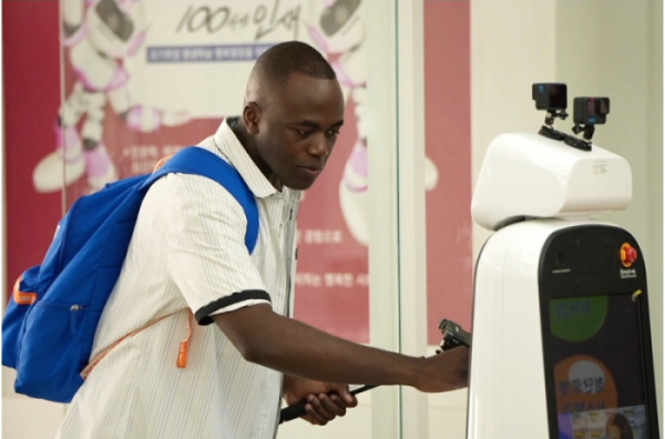 ▲‘얼리어잡터’ 조나단, 서울로봇고등학교 방문(사진제공=KBS2)