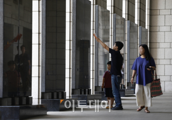▲6·25전쟁 73주년인 25일 서울 용산구 전쟁기념관을 찾은 시민들이 추모비를 살펴보고 있다. 조현호 기자 hyunho@