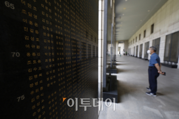 ▲6·25전쟁 73주년인 25일 서울 용산구 전쟁기념관을 찾은 한 시민이 추모비를 살펴보고 있다. 조현호 기자 hyunho@