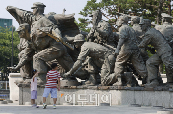 ▲6·25전쟁 73주년인 25일 서울 용산구 전쟁기념관을 찾은 아이들이 6·25 상징 조형물을 살펴보고 있다. 조현호 기자 hyunho@