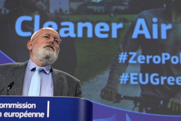 ▲프란스 팀머만 유럽연합(EU) 집행위원회 부위원장 겸 기후변화 책임자가 지난해 10월 26일 벨기에 브뤼셀에서 기자회견을 하고 있다. 브뤼셀/AP뉴시스
