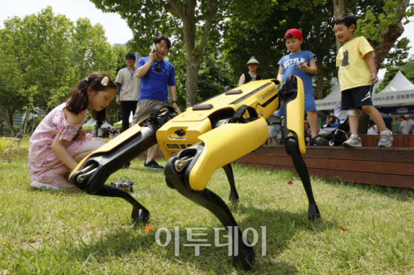 ▲25일 서울 용산구 용산어린이정원에서 열린 로봇과 함께하는 어린이 체험 페스티벌 '로봇 그리고 인간:로봇과놀자'를 찾은 아이들이 4족보행 로봇을 살펴보고 있다. 조현호 기자 hyunho@