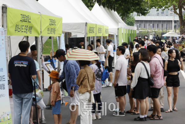 ▲25일 서울 용산구 용산어린이정원에서 열린 로봇과 함께하는 어린이 체험 페스티벌 '로봇 그리고 인간:로봇과놀자'를 찾은 시민들이 부스 체험을 하고 있다. 조현호 기자 hyunho@