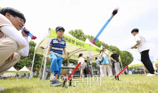 ▲25일 서울 용산구 용산어린이정원에서 열린 로봇과 함께하는 어린이 체험 페스티벌 '로봇 그리고 인간:로봇과놀자'를 찾은 아이들이 에어로켓 날리기 체험을 하고 있다. 조현호 기자 hyunho@