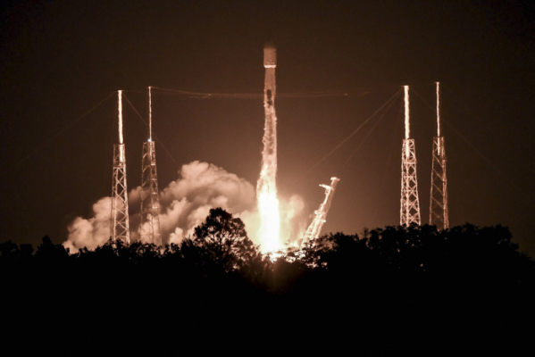 ▲스페이스X의 팰컨9 로켓이 5월 14일(현지시간) 미국 플로리다주 케이프커내버럴 케네디우주센터에서 스타링크 위성을 싣고 이륙하고 있다. 케이프커내버럴/AP뉴시스