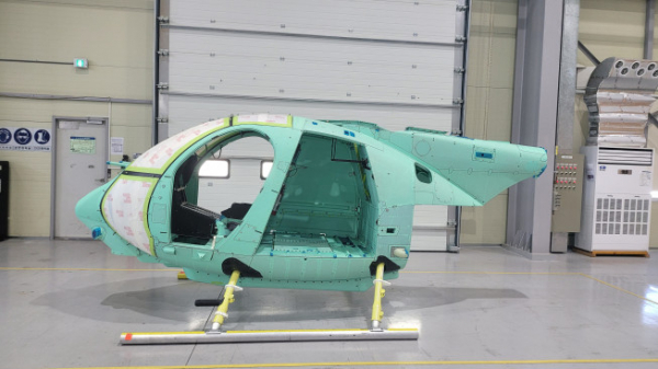▲대한항공은 미국 보잉사의 방산 및 우주부문(Boeing defense, Space&Security)으로부터 수주받은 AH-6 헬기 동체 제작사업의 초도 생산분을 성공적으로 납품했다. (사진제공=대한항공)