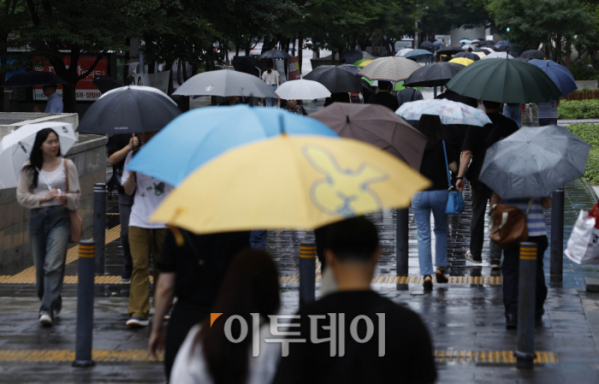 ▲장맛비가 내리는 26일 서울 영등포구 여의도역 일대에서 우산을 쓴 시민들이 출근길 발걸음을 재촉하고 있다. 조현호 기자 hyunho@