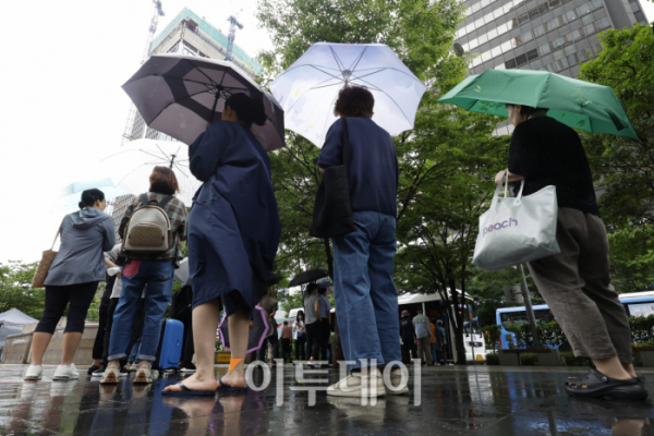 ▲장맛비가 내리는 26일 서울 영등포구 여의도역 일대에서 우산을 쓴 시민들이 버스를 기다리고 있다. 조현호 기자 hyunho@