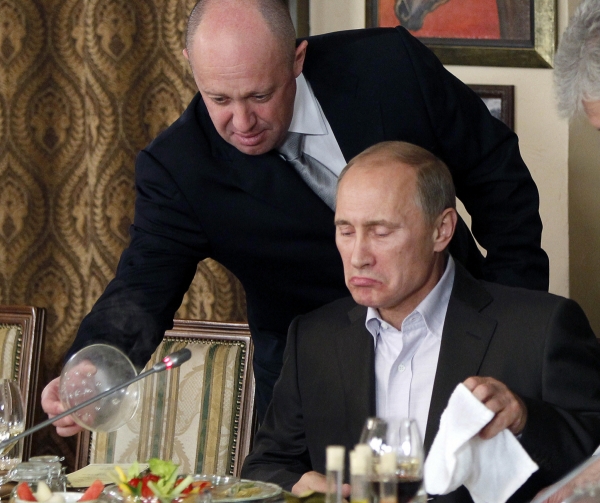 ▲바그너 수장 예브게니 프리고진이 요리사 시절인 2011년 11월 11일 블라디미르 푸틴 러시아 대통령에게 음식을 대접하고 있다. 모스크바/AP뉴시스
