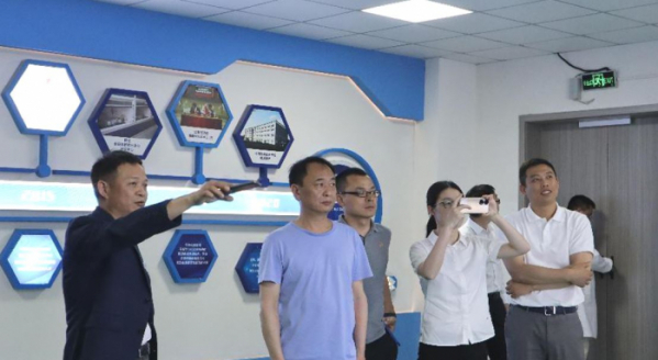 ▲줘중비아오 컬러레이 회장(왼쪽부터), 톈융 상하이쩐천유한회사 회장이 컬러레이 공장을 탐방하고 있다.  (사진제공=컬러레이)