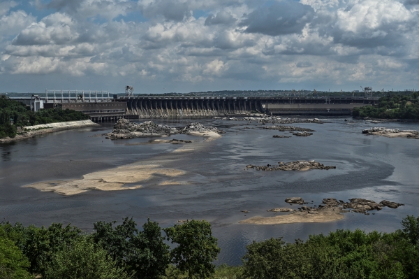▲파괴된 우크라이나 카호우카 댐 옆에 25일 바닥을 드러낸 드니프로 강이 보인다. 드니프로(우크라이나)/로이터연합뉴스
