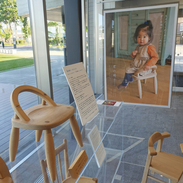 ▲히가시카와 마을에서 태어난 아이에게 마을 공방에서 제작한 의자를 선물하는 너의 의자 프로젝트.(조희정 연구실장)