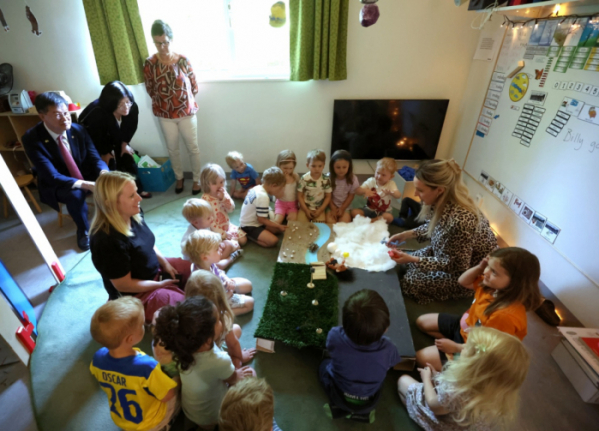 ▲이기일 보건복지부 1차관이 13일(스웨덴 현지시간) 스웨덴 부 고드 유아학교(푀르 스콜라)를 방문해 수업을 참관하고 있다. (독일·스웨덴 공동취재단)