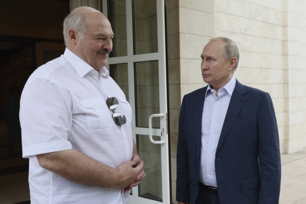 ▲알렉산드르 루카셴코(왼쪽) 벨라루스 대통령이 9일 블라디미르 푸틴 러시아 대통령과 만나 웃고 있다. 소치(러시아)/AP뉴시스
