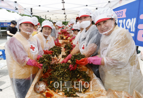 ▲28일 오전 서울 노원구 대한적십자사 서울지사 북부봉사관에서 열린 '하지(夏至)엔 김장하지' 캠페인에서 봉사자들이 열무김치를 담그고 있다. 하지(夏至)엔 김장하지 캠페인은 지역사회 취약계층들에게 여름김장을 전달하고 영양 불균형 해소를 위한 캠페인이다. 이날 행사에서는 적십자봉사원 50여 명이 열무김치 1200kg을 직접 담그고 400세대에 전달한다. 현호 기자 hyunho@