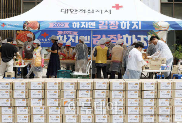 ▲28일 오전 서울 노원구 대한적십자사 서울지사 북부봉사관에서 열린 '하지(夏至)엔 김장하지' 캠페인에서 봉사자가 열무김치 박스를 정리하고 있다. 하지(夏至)엔 김장하지 캠페인은 지역사회 취약계층들에게 여름김장을 전달하고 영양 불균형 해소를 위한 캠페인이다.  이날 행사에서는 적십자봉사원 50여 명이 열무김치 1200kg을 직접 담그고 400세대에 전달한다. 현호 기자 hyunho@