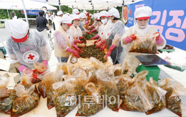 ▲28일 오전 서울 노원구 대한적십자사 서울지사 북부봉사관에서 열린 '하지(夏至)엔 김장하지' 캠페인에서 봉사자들이 열무김치를 담그고 있다. 하지(夏至)엔 김장하지 캠페인은 지역사회 취약계층들에게 여름김장을 전달하고 영양 불균형 해소를 위한 캠페인이다. 이날 행사에서는 적십자봉사원 50여 명이 열무김치 1200kg을 직접 담그고 400세대에 전달한다. 현호 기자 hyunho@