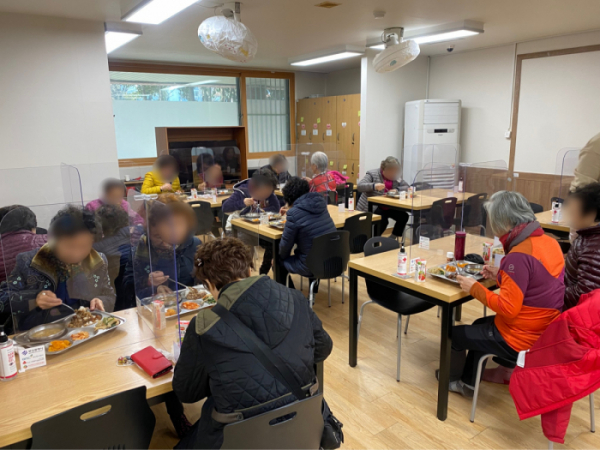 ▲부산 백양종합사회복지관에서 어르신들을 위한 급식을 하고 있다. (사진제공=한국농수산식품유통공사(aT))