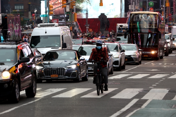 ▲뉴욕 타임스퀘어 앞에 27일(현지시간) 차들이 줄지어 있다. 뉴욕(미국)/로이터연합뉴스
