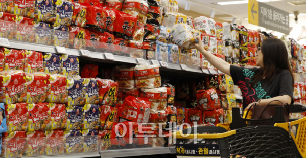 ▲라면 업계의 제품 가격 인하 움직임이 식품업계 전반으로 확산하고 있는 가운데 28일 서울 시내 한 대형마트에 라면이 진열되어 있다. 농심과 삼양식품이 라면 가격 인하를 발표한데 이어 오뚜기, 롯데월푸드 해태제과 등 식품업계가 가격 인하 행렬에 참여했다. 조현호 기자 hyunho@