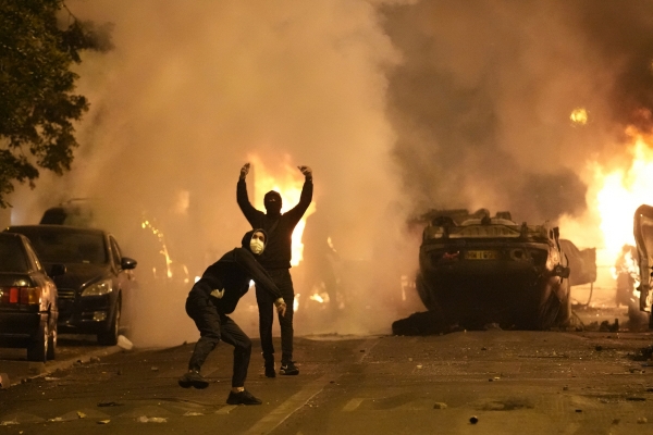 ▲프랑스 낭테르에서 29일(현지시간) 시민들이 도로에 불을 지르고 있다. 낭테르(프랑스)/AP연합뉴스
